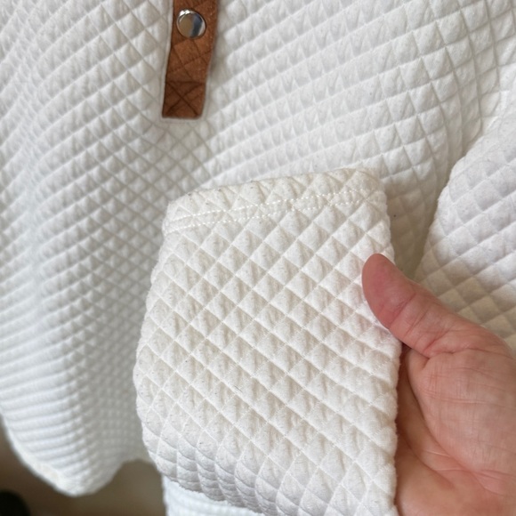 Source Unknown White Quilted Sweatshirt with Brown Button Accents Small A41 - Picture 5 of 9